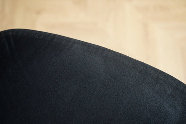 Close-up af sort alcantara på Kinnarps Free Float 6000 ergonomisk kontorstol