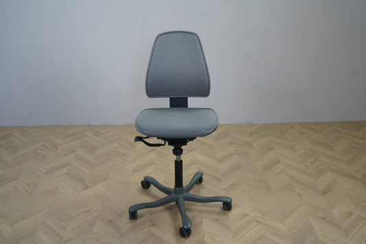 Kinnarps Free Float kontorstol i grå Fame stof set forfra med ergonomisk ryglæn og femstjernet fod