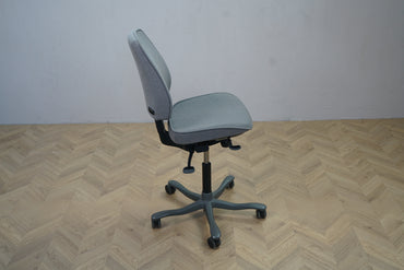 Kinnarps Free Float kontorstol i grå Fame stof set fra siden med justerbar sædehøjde og ergonomisk støtte