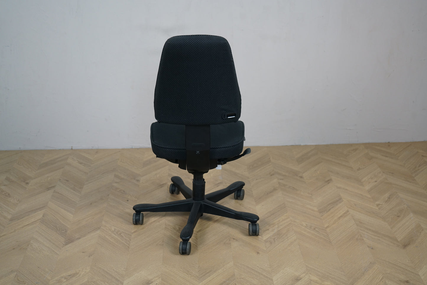 Kinnarps Freefloat 6000 kontorstol i sort stof set bagfra – ergonomisk kontorstol med hjul