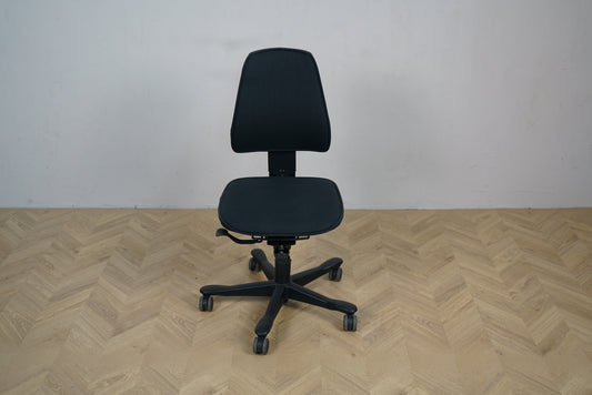 Kinnarps Freefloat 6000 kontorstol i sort stof set forfra – ergonomisk design