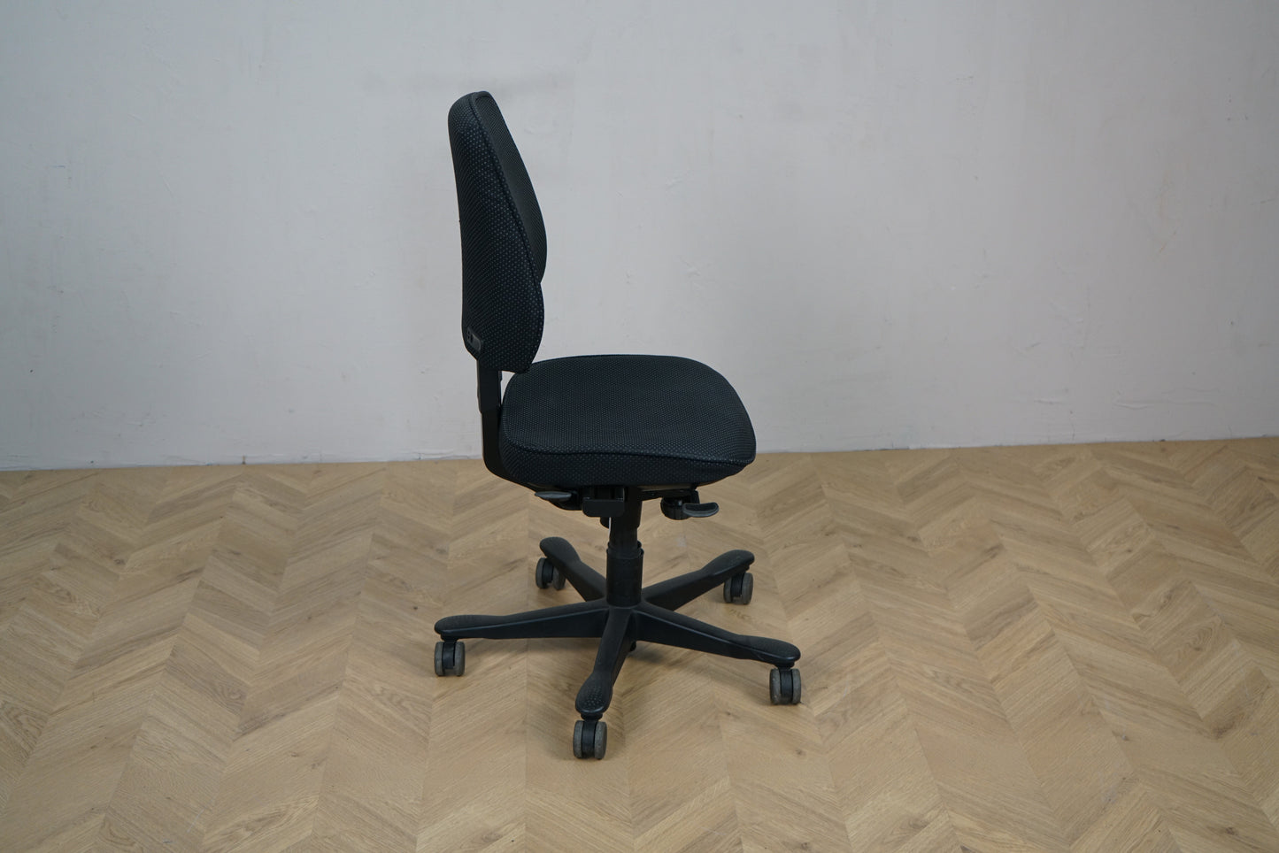 Kinnarps Freefloat 6000 kontorstol i sort stof set fra siden – justerbar og ergonomisk