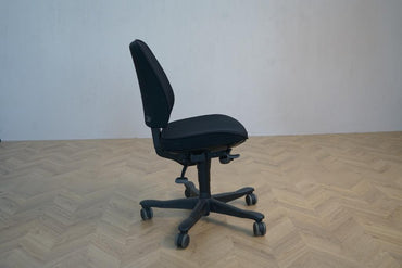 Sideprofil af Kinnarps FreeFloat 6110 kontorstol i sort med Gaja betræk – justerbar kontorstol med asynkron sæde- og ryglænsfunktion