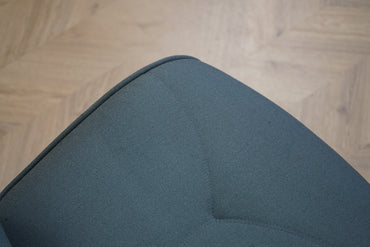 Detalje af grå Xtreme-stof på Kinnarps FreeFloat 6230 kontorstol – slidstærkt materiale.