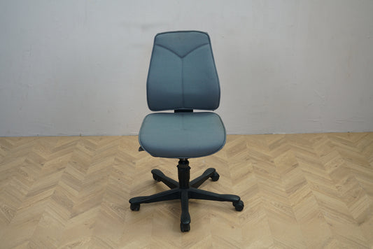 Kinnarps FreeFloat 6230 kontorstol i grå Xtreme set forfra med sort fodkryds.