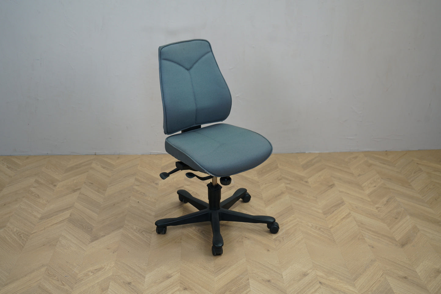 Kinnarps FreeFloat 6230 kontorstol i grå Xtreme set fra skrå vinkel – ergonomisk design.