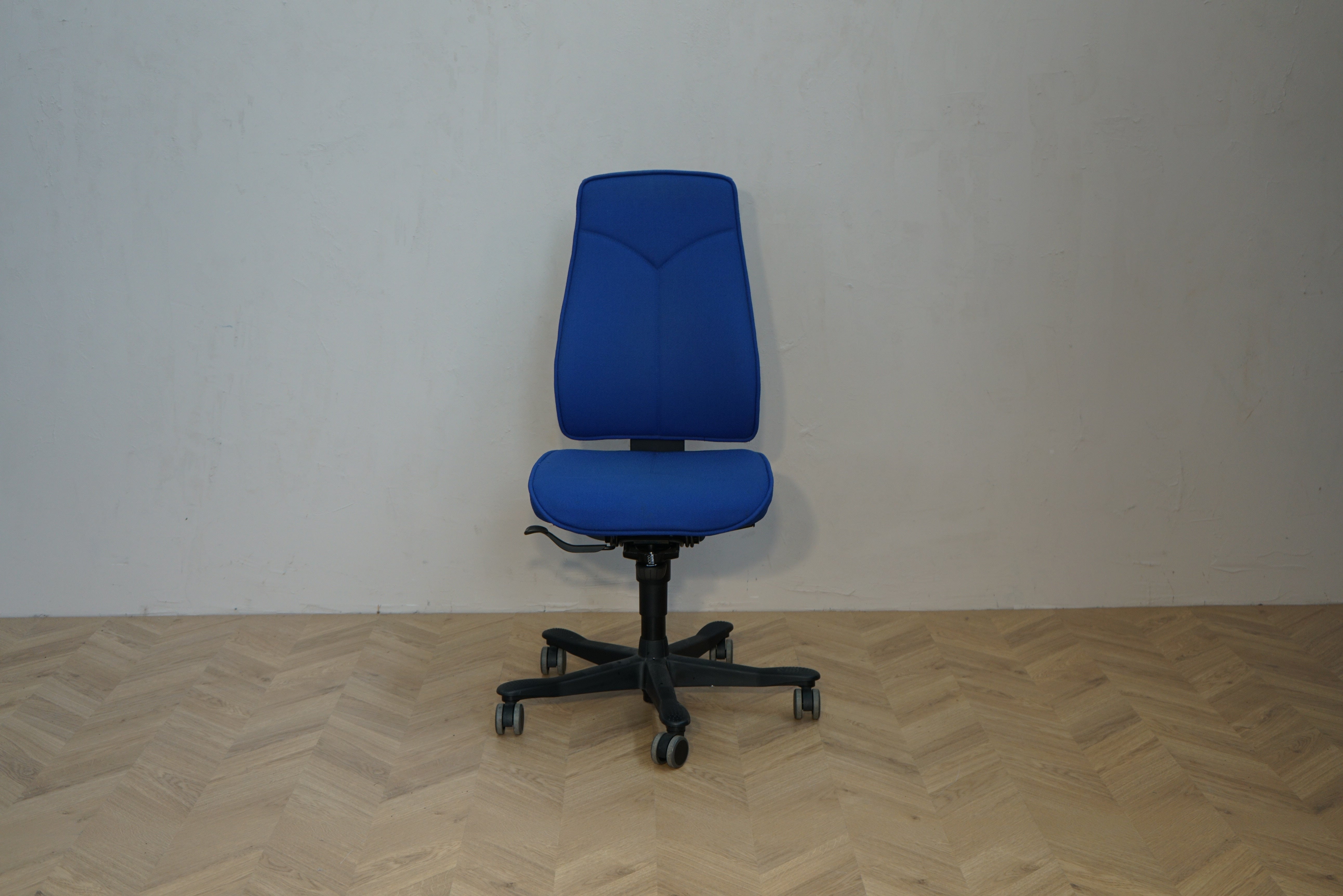 Kinnarps Freefloat 6240 kontorstol i blå med høj ryg set forfra