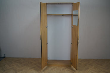 Kinnarps garderobeskab i træfarve åbent forfra