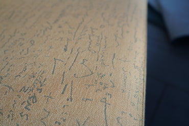 Kinnarps sofa i gul med moderne afrundet sideprofil.