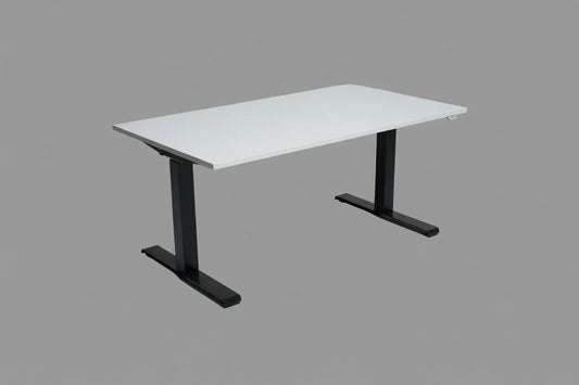 Kinnarps hæve-sænkebord 140x80 cm med hvid laminatbordplade, sort stel og sort kabelbakke set forfra.