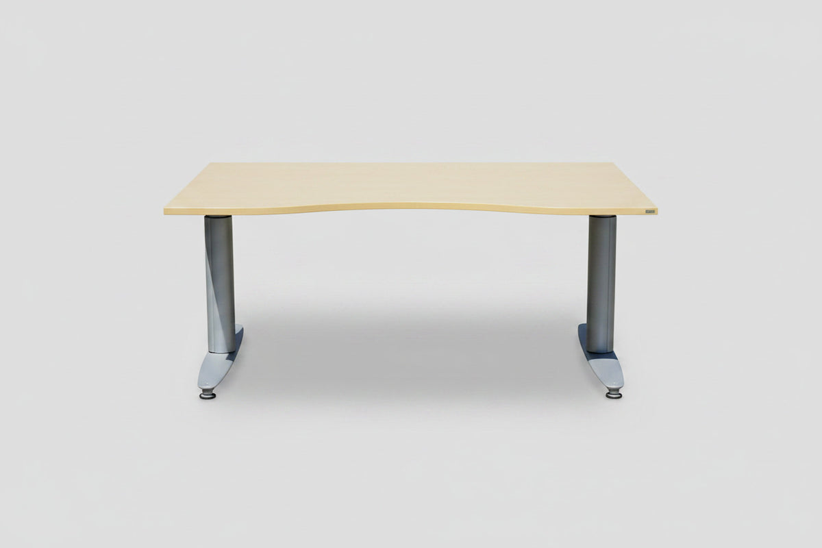 Nærbillede af bøgebordplade med mavebue på Kinnarps hæve-sænkebord.