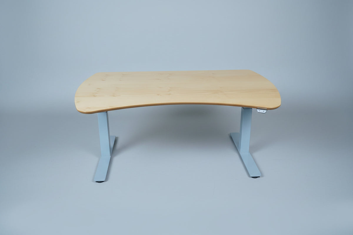 Kinnarps hæve-sænkebord 140x90 cm i bøg med mavebue og gråt stel set forfra