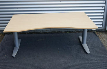 Kinnarps hæve-sænkebord 160x90 cm med frontvisning – ahorn bordplade, gråt stel og kabelbakke.