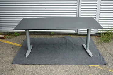 Frontbillede af Kinnarps hæve-sænkebord 200x100 cm i sort linoleum og gråt stel