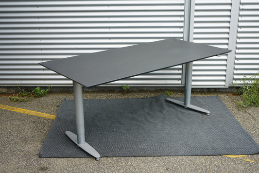 Kinnarps hæve-sænkebord 200x100 cm i sort linoleum med gråt stel – set fra skrå vinkel