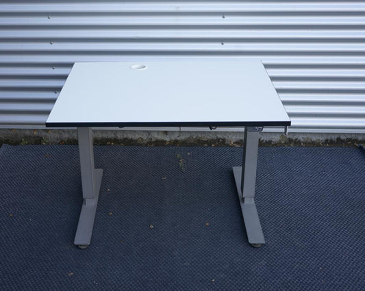 Kinnarps hæve-sænkebord i hvid med bordplade 100x80 cm set forfra. Kompakt elektrisk justerbart skrivebord til hjemmekontor og små kontorer.