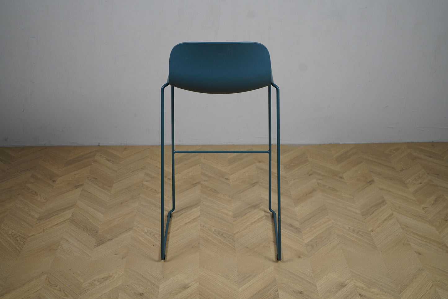 Kinnarps høj barstol i moderne design set bagfra