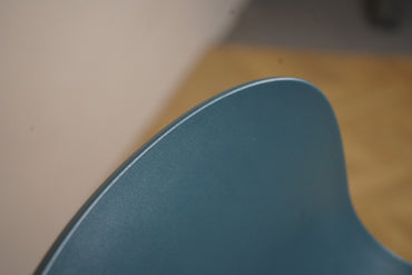 Nærbillede af sædet og detaljerne på Kinnarps høj barstol