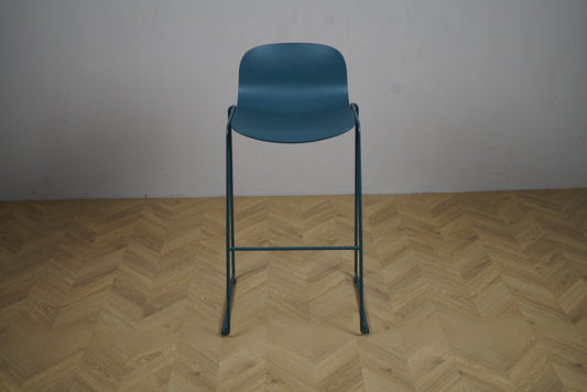 Kinnarps høj barstol i blå plast med metalstel set forfra