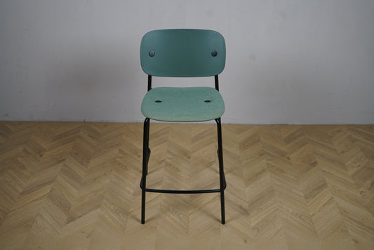 Kinnarps højstol – moderne barstol med polstret sæde og sort stel set forfra