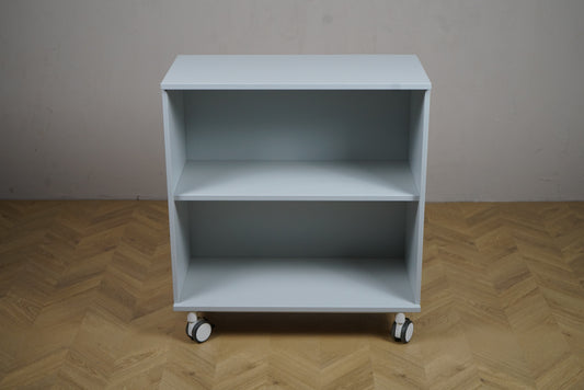 Kinnarps hvid reol på hjul set forfra – moderne opbevaring til kontor og hjem