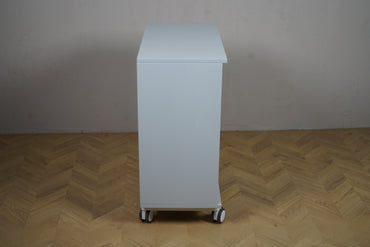 Kinnarps mobil hvid reol set fra siden med hjul og minimalistisk design