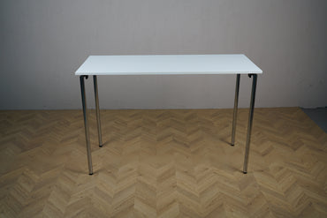 Kinnarps hvidt klapbart spisebord set forfra – stilrent design med krom ben