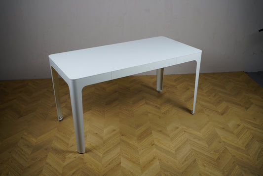 Kinnarps hvidt spisebord 140x70 cm i minimalistisk design set fra skrå vinkel – perfekt som møde-, lounge- eller kaffebord.