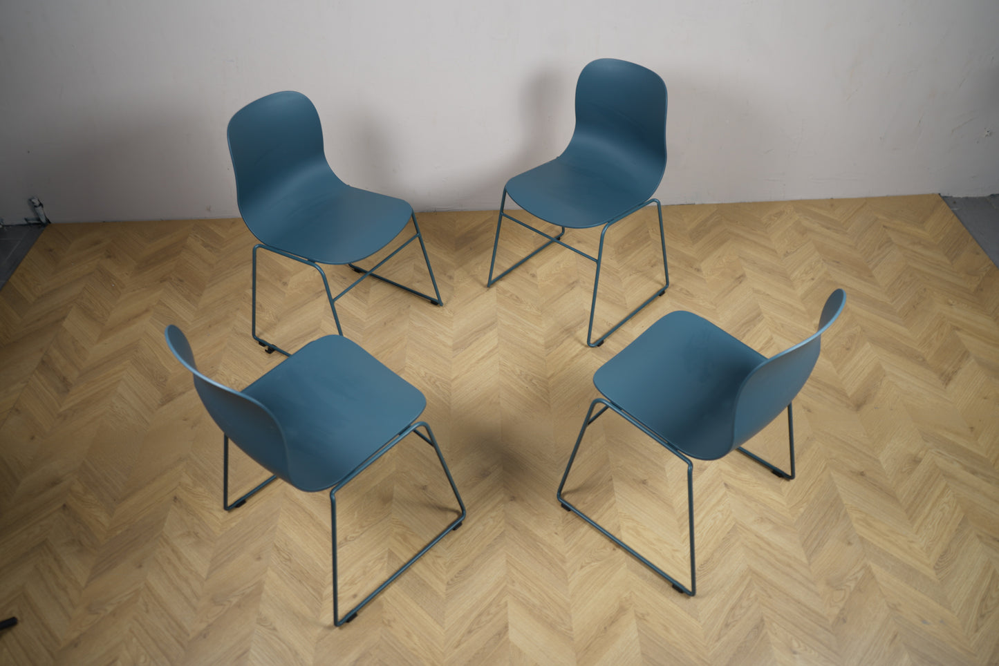 Kinnarps konferencestole set ovenfra – moderne designstole i blå plast med sort stel, sæt af 4 stk.