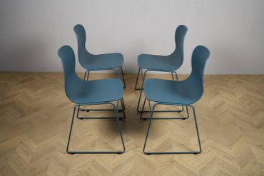 Kinnarps mødestole i blå plast med sort stel – sidebillede af sæt med 4 konferencestole