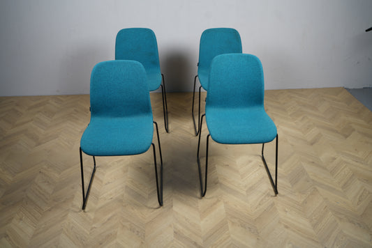 Kinnarps konferencestole set forfra – sæt af 4 stk. i turkis polstring med sorte ben