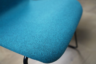 Kinnarps konferencestole set fra siden – turkis polstring og sort metalstel