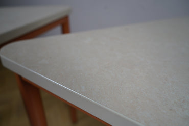 Detaljeret nærbillede af Kinnarps spisebord i marmoleum beige – slidstærk overflade med elegant finish til spise- og mødelokaler.