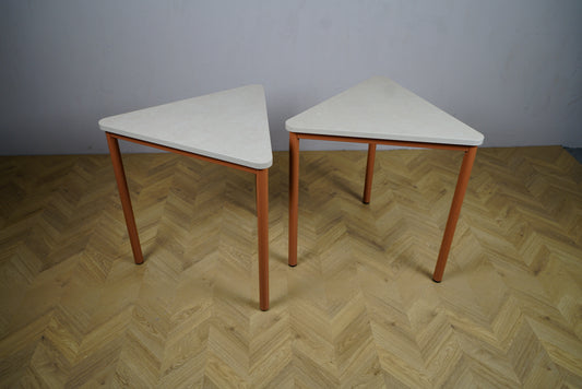 Kinnarps sæt af trekantede spiseborde i marmoleum beige set forfra – moderne spisebord, cafebord eller mødebord i skandinavisk design.