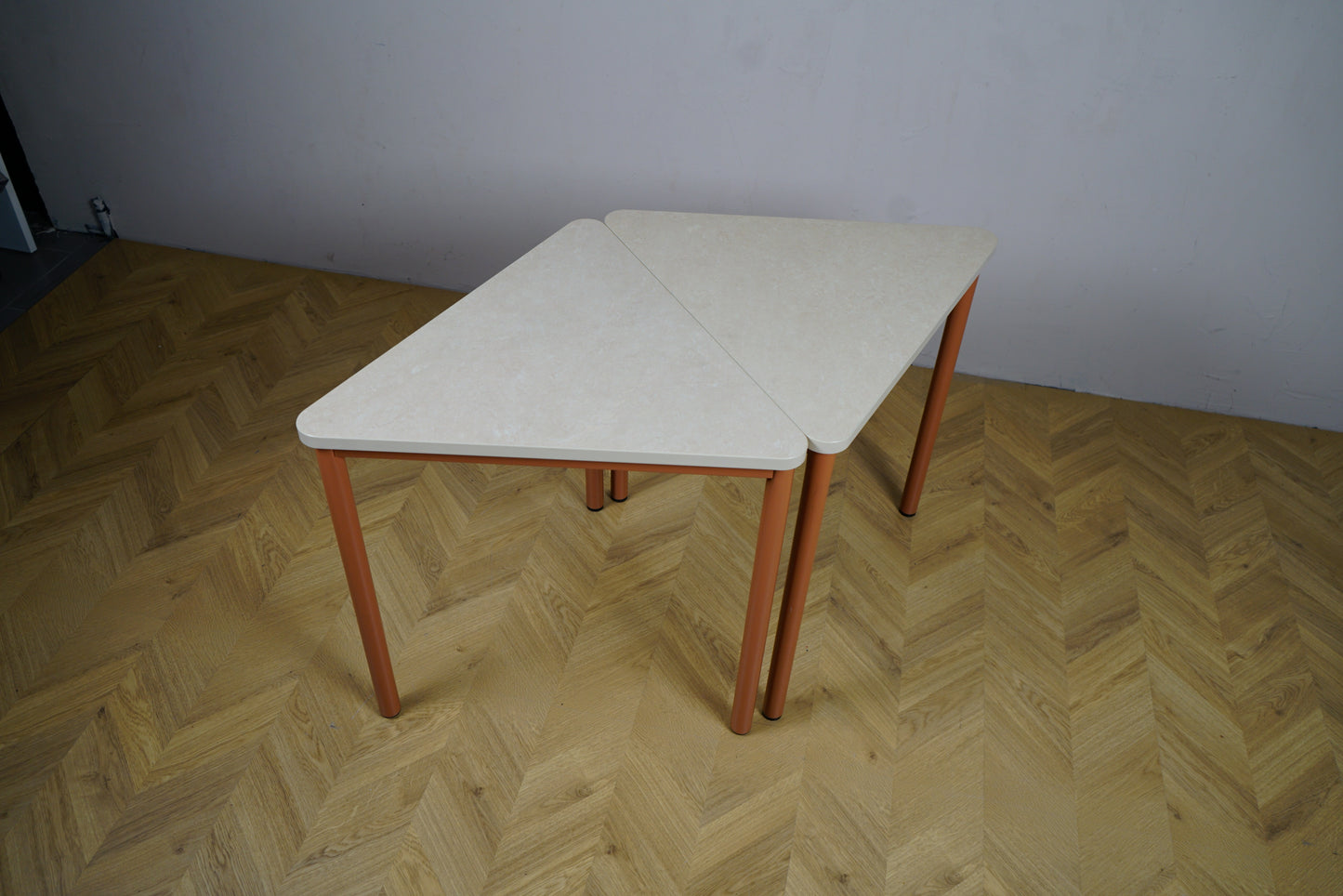 Kinnarps trekantede spiseborde set ovenfra – fleksibelt sæt i marmoleum beige til kontor, kantine, møderum eller spisestue.
