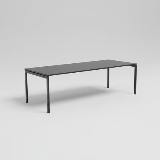 Kinnarps mødebord 240x100 cm med sort linoleumsplade og sort stel set skråt