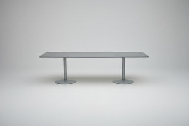 Kinnarps gråt mødebord set forfra – moderne konferencebord 260x90 cm