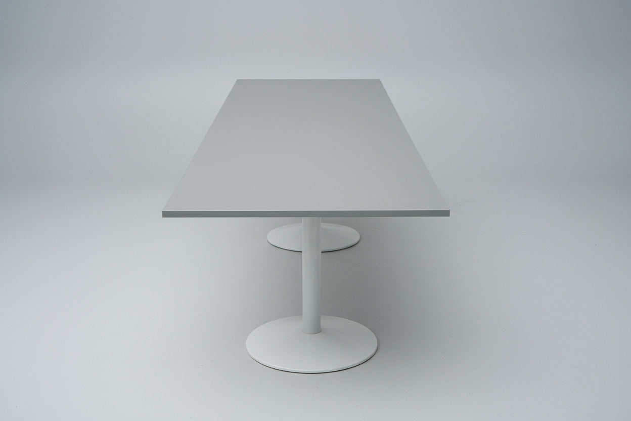 Kinnarps gråt mødebord set fra siden – moderne møde- og konferencebord 260x90 cm