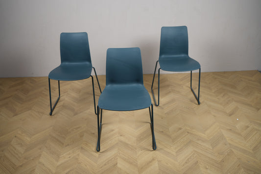 Kinnarps Moon konferencestole set forfra – sæt af 3 stk. i blå plast med sort stel, 46 cm siddehøjde