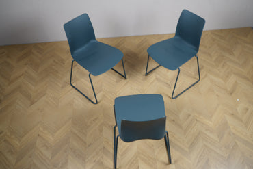 Kinnarps Moon konferencestole set ovenfra – moderne designstole i blå plast med sort stel, 3 stk.