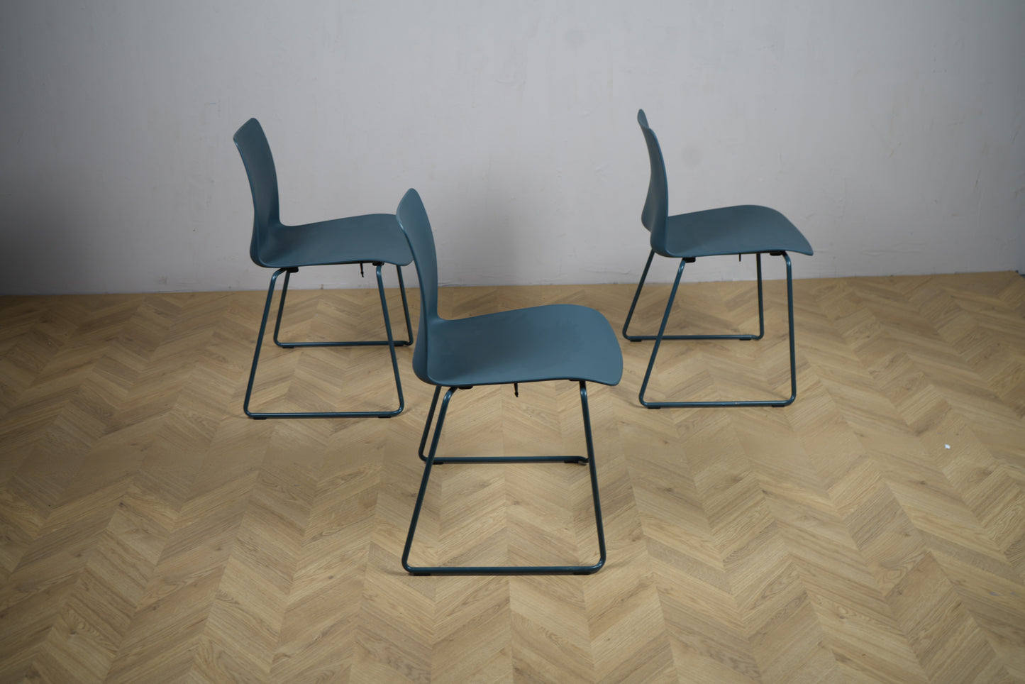 Kinnarps Moon mødestole set fra siden – ergonomiske stole i blå plast med sort metalstel, 46 cm siddehøjde