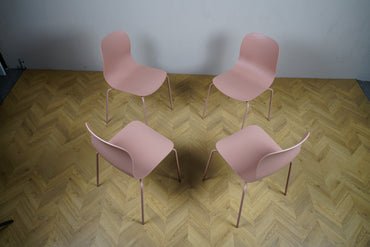 Fire Kinnarps Neo Lite stole i rosa set bagfra – moderne og minimalistisk design til både hjem, kontor og mødelokaler.
