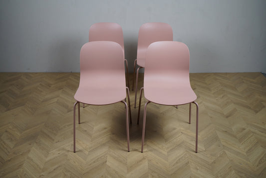 Sæt med 4 Kinnarps Neo Lite spise- og mødestole i rosa set forfra – skandinavisk design med høj komfort og siddehøjde på 47 cm.