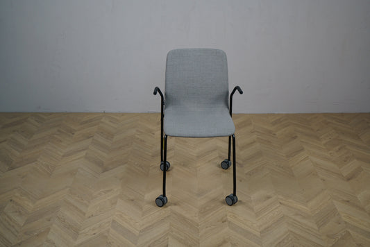 Kinnarps Nilo grå arbejdsstol set forfra – stabelbar stol med armlæn og hjul