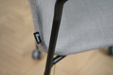 Kinnarps Nilo grå arbejdsstol set fra siden – stol med sort metalstel og gråt stofbetræk