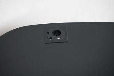 Detalje af Kinnarps Oberon skrivebord – integreret stikkontakt i bordpladen til opladning af elektronik og kontorudstyr.