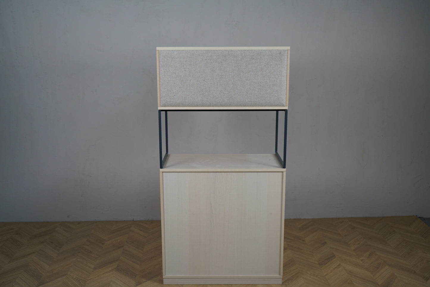 Kinnarps opbevaringsreol set bagfra i lys træ 80x40x156 cm