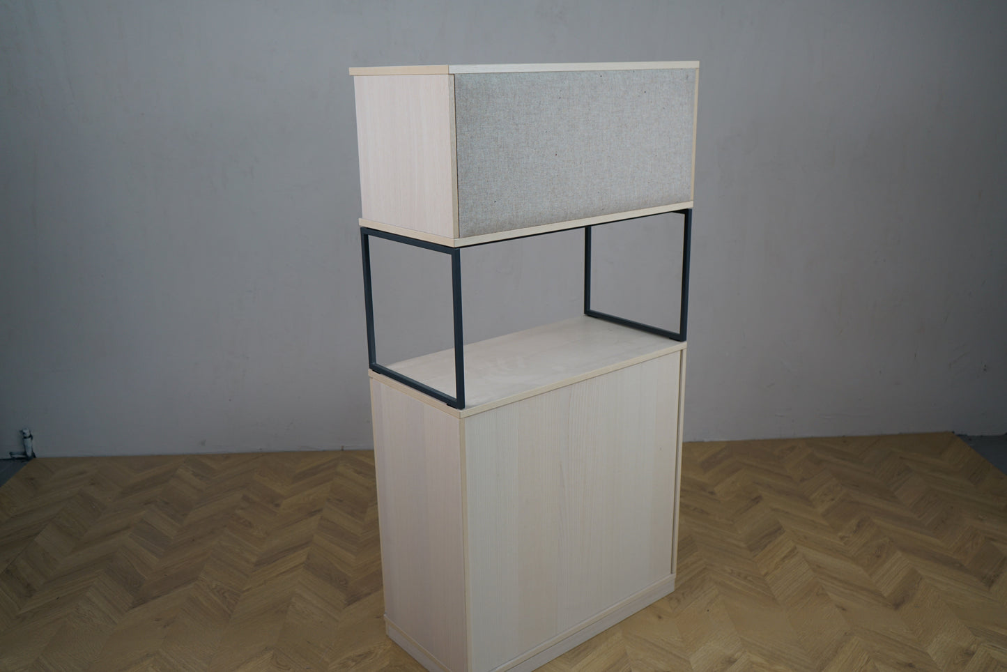 Kinnarps opbevaringsreol set skråt bagfra i lys træ 80x40x156 cm