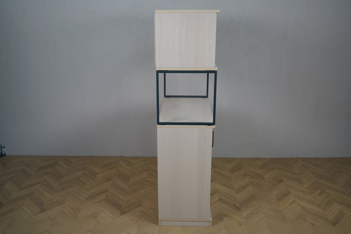 Kinnarps opbevaringsreol set fra siden i lys træ 80x40x156 cm