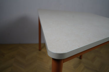 Nærbillede af Kinnarps Origo bordplade i beige Marmoleum – moderne design og slidstærk overflade